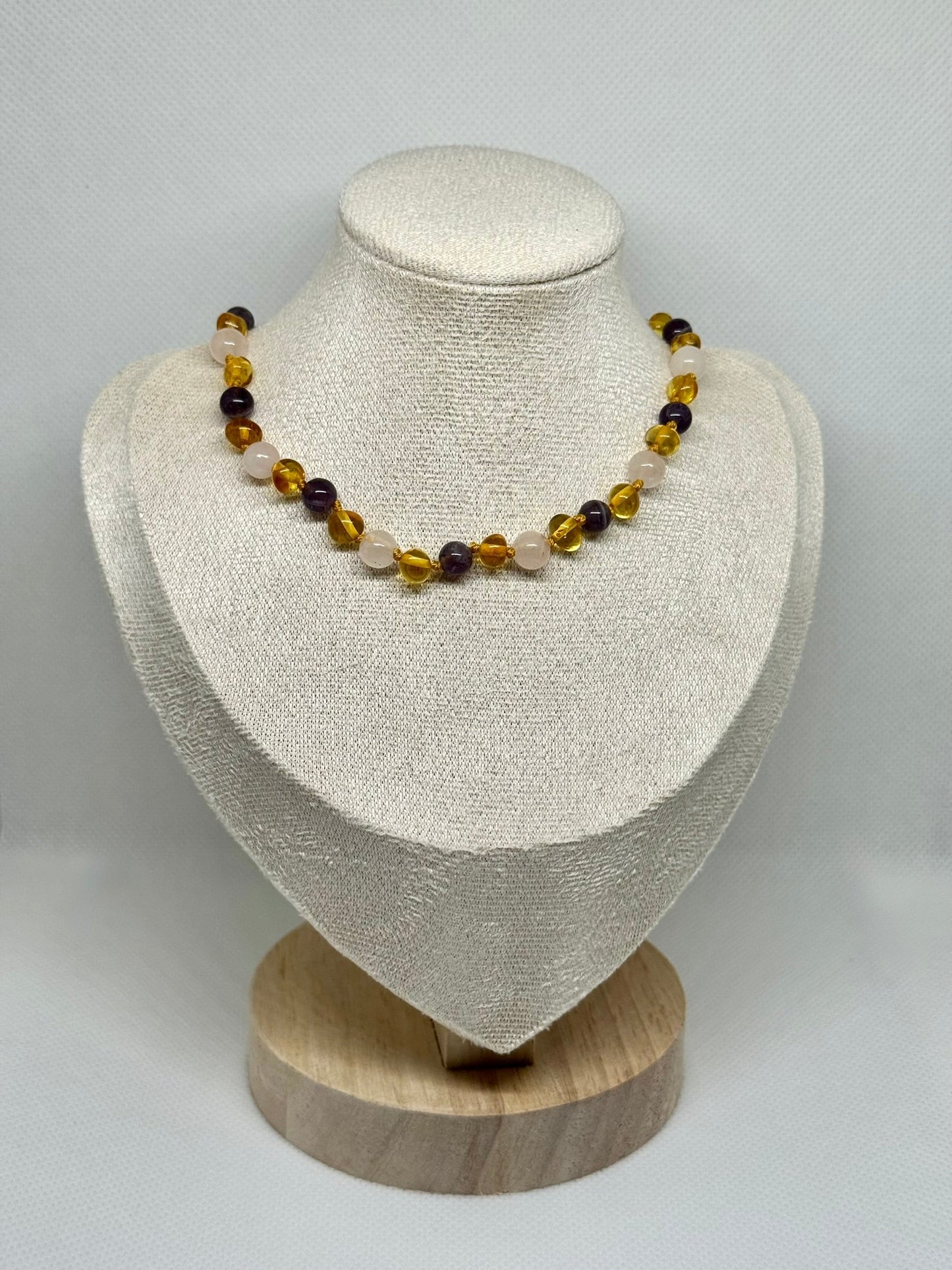 Kehribar ve Doğal Taş Bebek Kolye - Bal, Gül Kuvars ve Ametist (33 cm)