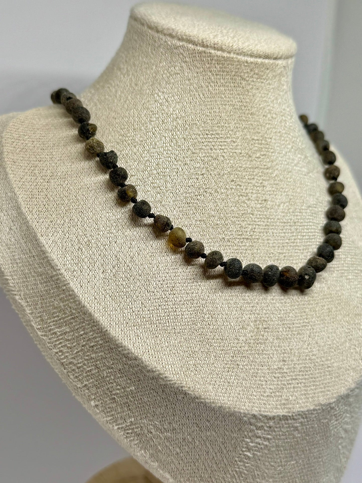 Ruwe Barnsteen Babyketting - Donkergroen (33 cm)